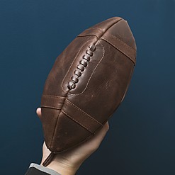 Leder-Kosmetiktasche in Form eines Rugbyballs