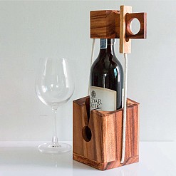 Flaschenpuzzle um Weinflasche einzuschliessen