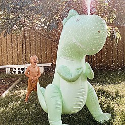 Riesiger aufblasbarer Dinosaurier mit Sprinkleranlage