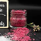 Meersalz mit Hibiskusblüten