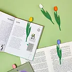 Die Tulpe hebt sich vom Buch ab