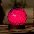 Modell der galaktischen Brise mit magentafarbenem Licht