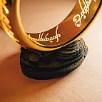 Die Inschrift auf dem Ring leuchtet auf