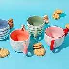 Origineller Becher mit neugierigem Tier