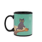 Mit der heißen Tasse kommt ein freches Kätzchen