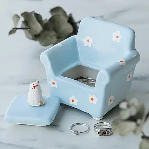 Original-Schmuckkästchen in Form eines Sofas mit einem Kätzchen
