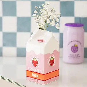 Vase in Form einer Erdbeer-Milchpackung