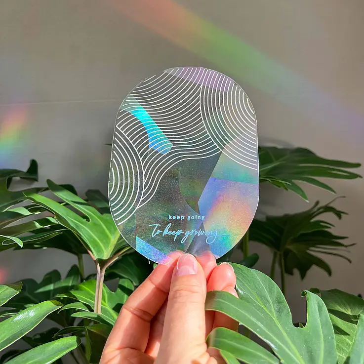 Mit diesen Regenbogenaufklebern kannst du dein Zimmer mit Regenbogenglitzern füllen.