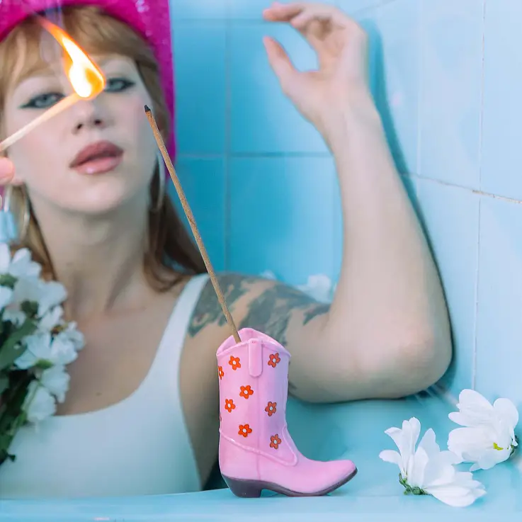 Ein origineller Räucherstäbchenhalter in Form eines Cowboystiefels