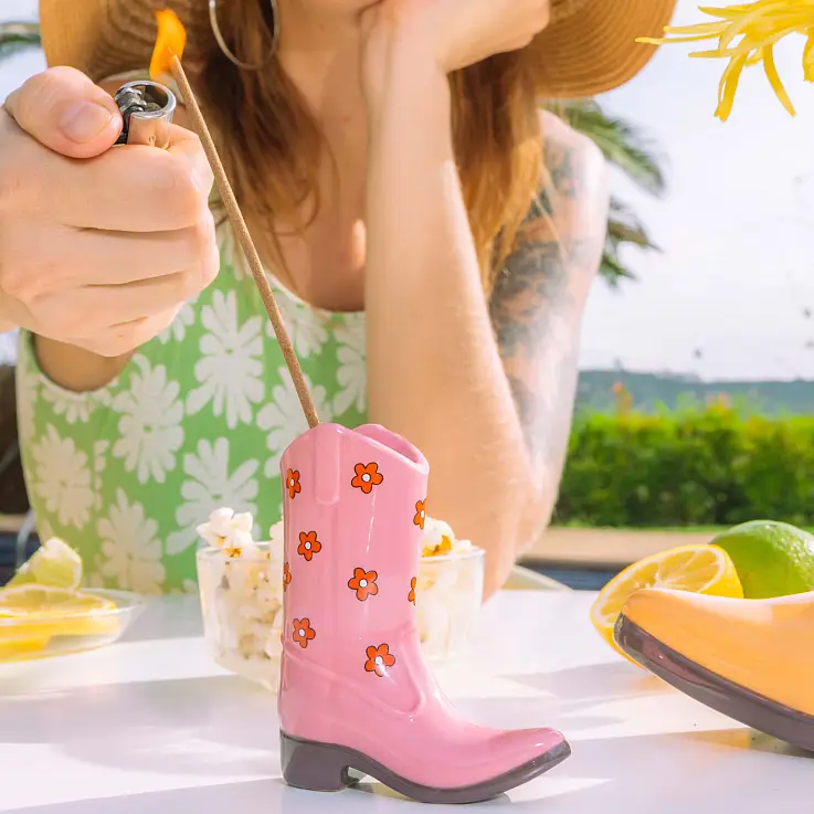 Sammeln Sie die Asche im Inneren des Stiefels.