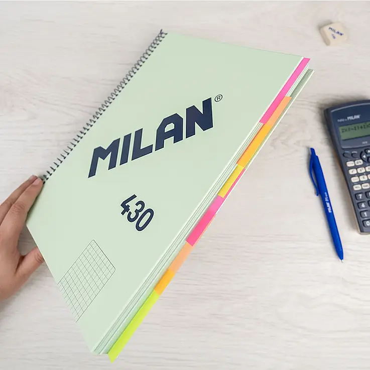 Mit Metallspirale und festem Einband