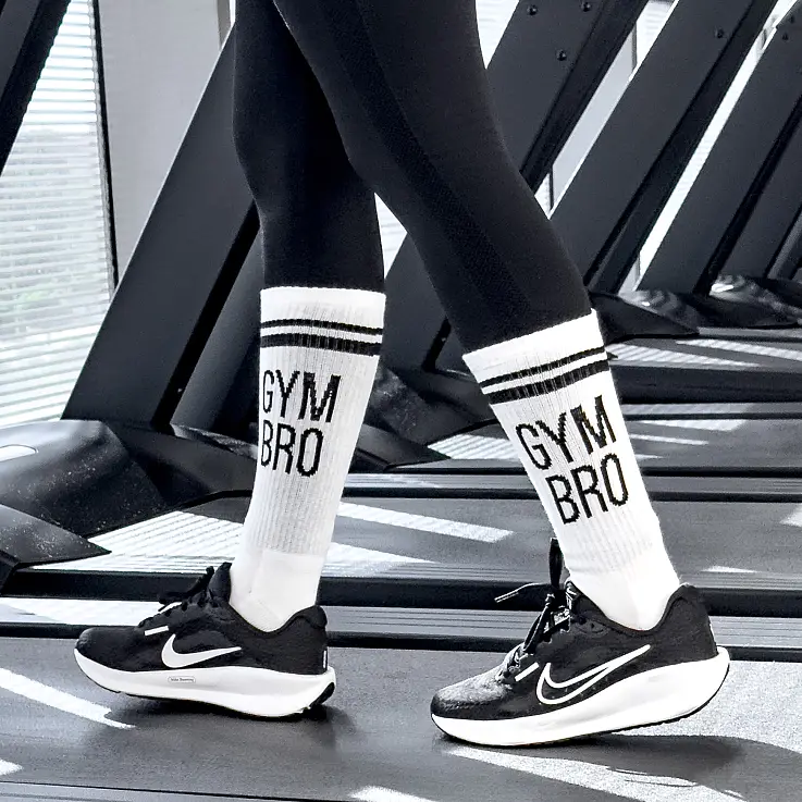 Weiß mit der Aufschrift "Gym bro".