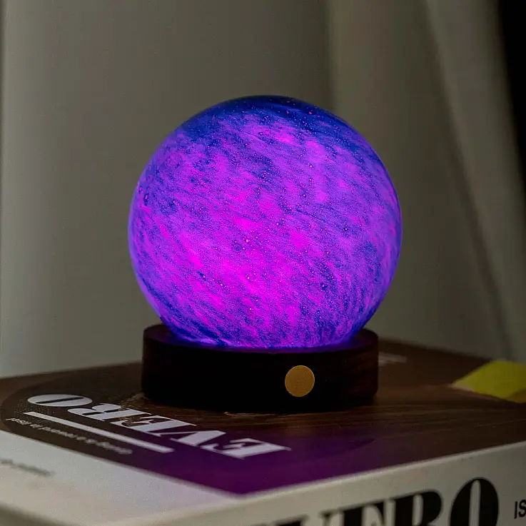 Modell der galaktischen Brise mit violettem Licht