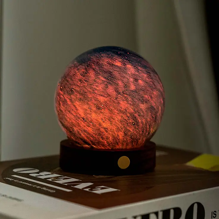 Modell der galaktischen Brise mit orangefarbenem Licht