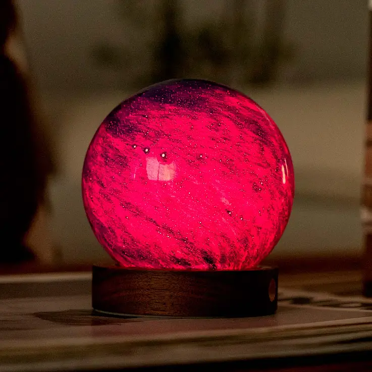 Modell der galaktischen Brise mit magentafarbenem Licht