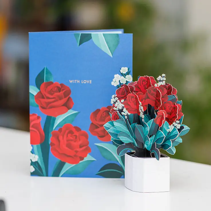 Der Strauß ist 13,6 cm hoch.