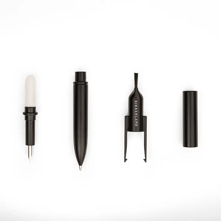 Enthält einen Stift, einen Mikrofasertupfer, einen Präzisionspick, einen Schlüsselabzieher und eine weiche Bürste.