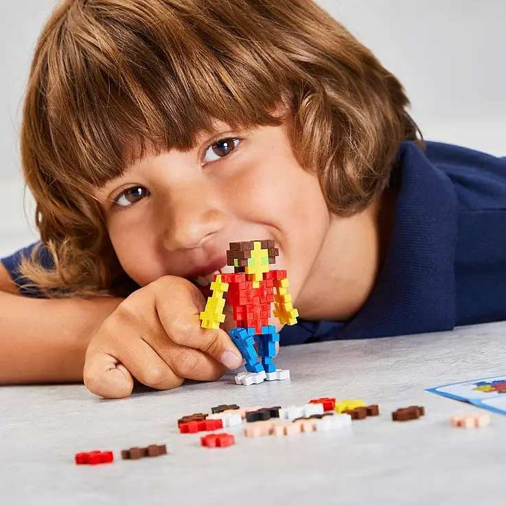 Pluspunkt: Kostenloser Baukasten mit 600 farbigen Teilen