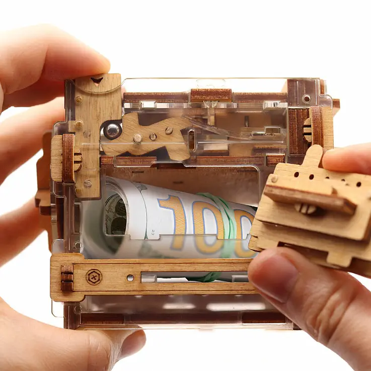 Löse das Labyrinth, um den Safe zu öffnen