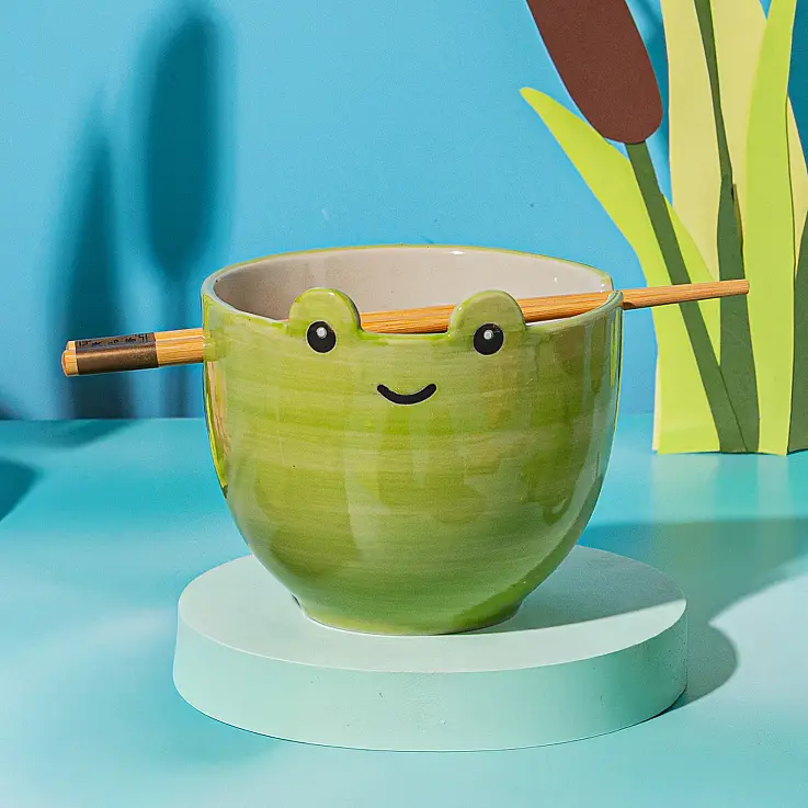 Ramen-Schüssel mit tierischen Essstäbchen