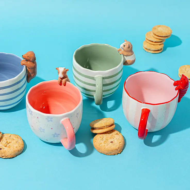 Origineller Becher mit neugierigem Tier
