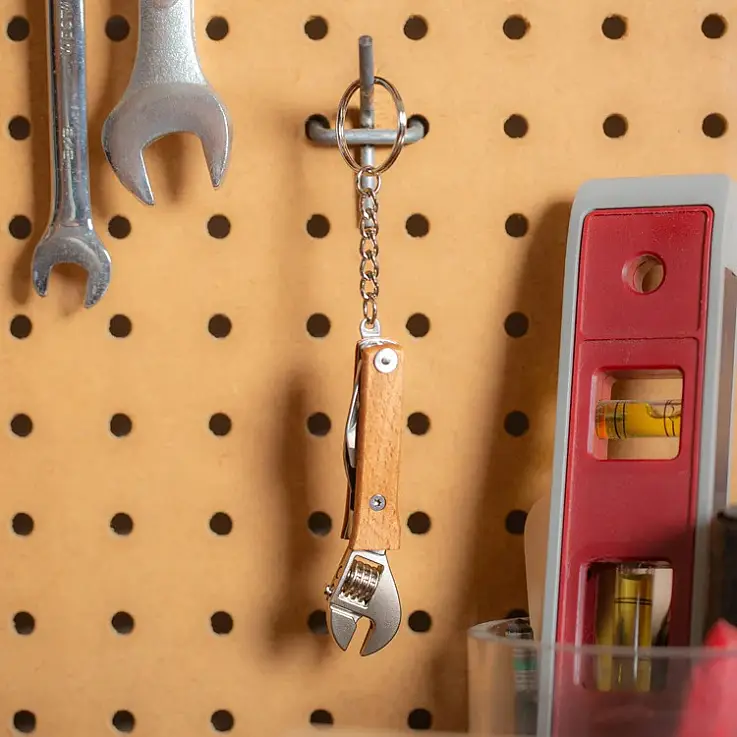 Schlüsselanhänger Multitool in Form eines Schraubenschlüssels