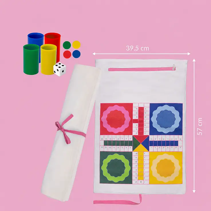 Im Lieferumfang enthalten: 4 Becher, 4 Würfel, 16 Spielsteine und ein aufrollbares Spielbrett